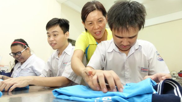 Cô dẫn trò khuyết tật vô siêu thị, nhà bếp... dạy kỹ năng sống - Ảnh 1. Cô dẫn trò khuyết tật vô siêu thị, nhà bếp... dạy kỹ năng sống - Ảnh 1.