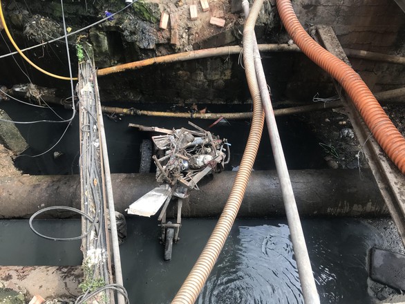 Đậu sát đường ray suốt 4 lượt tàu, xe ba gác bị húc xuống mương - Ảnh 2. Đậu sát đường ray suốt 4 lượt tàu, xe ba gác bị húc xuống mương - Ảnh 2.
