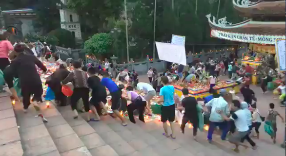 Yêu cầu chư tăng chùa Hương rút kinh nghiệm vì để dân tranh lộc - Ảnh 1. Yêu cầu chư tăng chùa Hương rút kinh nghiệm vì để dân tranh lộc - Ảnh 1.