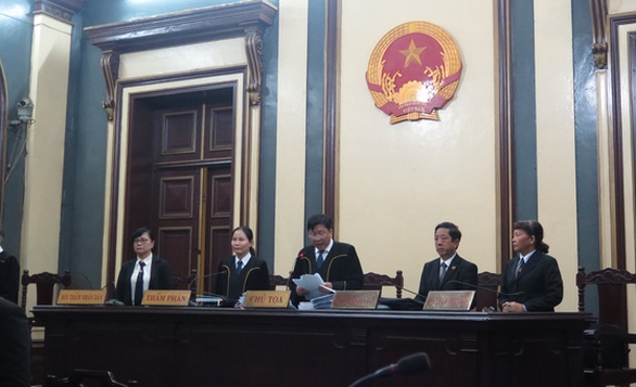 Bà Hứa Thị Phấn vắng mặt, tòa vẫn xét xử, vì sao? - Ảnh 3. Bà Hứa Thị Phấn vắng mặt, tòa vẫn xét xử, vì sao? - Ảnh 3.