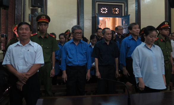 Bà Hứa Thị Phấn vắng mặt, tòa vẫn xét xử, vì sao? - Ảnh 2. Bà Hứa Thị Phấn vắng mặt, tòa vẫn xét xử, vì sao? - Ảnh 2.