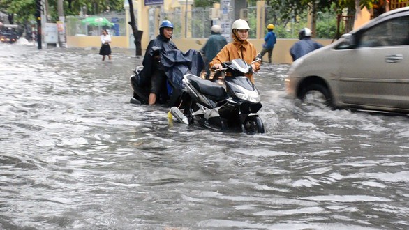 Sài Gòn mưa lớn đầu mùa, khắp nơi lại điệp khúc ngập - Ảnh 1. Sài Gòn mưa lớn đầu mùa, khắp nơi lại điệp khúc ngập - Ảnh 1.