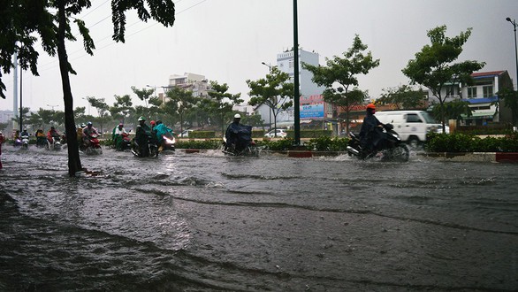 Sài Gòn mưa lớn đầu mùa, khắp nơi lại điệp khúc ngập - Ảnh 3. Sài Gòn mưa lớn đầu mùa, khắp nơi lại điệp khúc ngập - Ảnh 3.