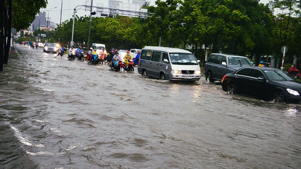 Sài Gòn mưa lớn đầu mùa, khắp nơi lại điệp khúc ngập - Ảnh 10. Sài Gòn mưa lớn đầu mùa, khắp nơi lại điệp khúc ngập - Ảnh 10.