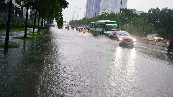 Sài Gòn mưa lớn đầu mùa, khắp nơi lại điệp khúc ngập - Ảnh 9. Sài Gòn mưa lớn đầu mùa, khắp nơi lại điệp khúc ngập - Ảnh 9.