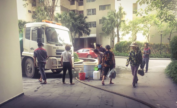 Dân chung cư cao cấp khốn khổ vì thiếu nước giữa nắng nóng - Ảnh 1. Dân chung cư cao cấp khốn khổ vì thiếu nước giữa nắng nóng - Ảnh 1.