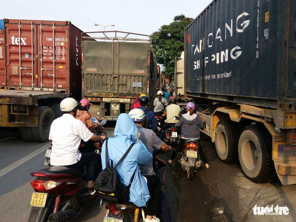 Xe container bốc cháy sau va chạm, tài xế tử vong - Ảnh 3. Xe container bốc cháy sau va chạm, tài xế tử vong - Ảnh 3.