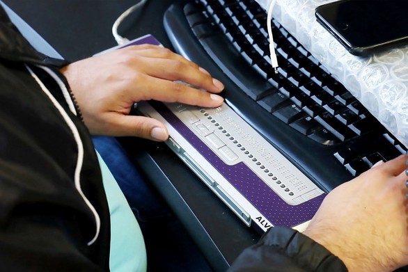 Apple, Microsoft và Google hợp tác thống nhất chuẩn chữ Braille - Ảnh 1. Apple, Microsoft và Google hợp tác thống nhất chuẩn chữ Braille - Ảnh 1.