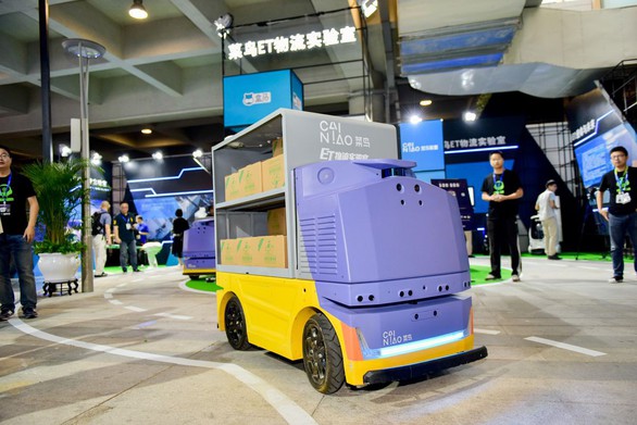 Alibaba tung ra xe giao hàng tự lái có thể nhận diện khuôn mặt - Ảnh 1. Alibaba tung ra xe giao hàng tự lái có thể nhận diện khuôn mặt - Ảnh 1.