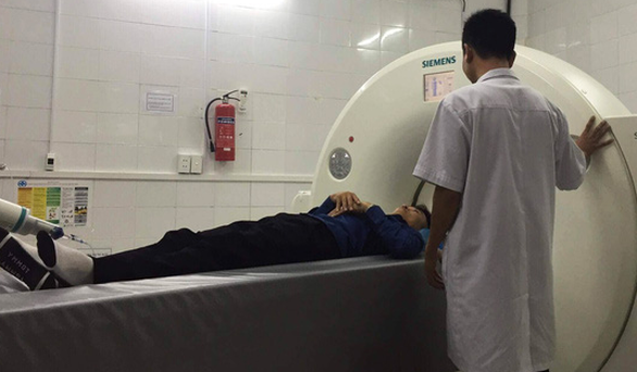 Điều tra vụ phóng viên tố bị đánh khi xác minh áo mưa giá 1 triệu đồng - Ảnh 1. Điều tra vụ phóng viên tố bị đánh khi xác minh áo mưa giá 1 triệu đồng - Ảnh 1.
