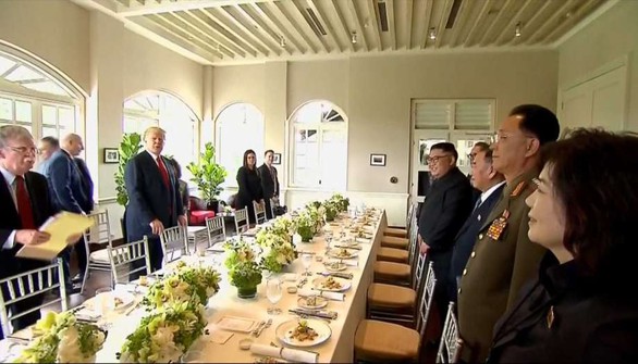 Ông Kim, ông Trump được đãi cơm chiên Dương Châu ở Singapore - Ảnh 1. Ông Kim, ông Trump được đãi cơm chiên Dương Châu ở Singapore - Ảnh 1.