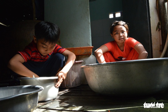 Những đứa trẻ tứ xứ tha hương vượt khó đến trường - Ảnh 2. Những đứa trẻ tứ xứ tha hương vượt khó đến trường - Ảnh 2.