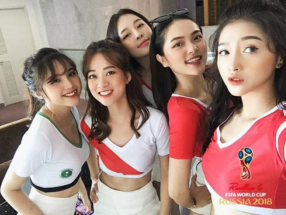 14-6: vợ Công Vinh, bạn gái Quang Hải và hot girls World Cup nóng bỏng - Ảnh 12.