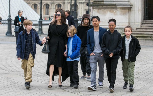 Tòa yêu cầu Angelina Jolie phải cho Brad Pitt gặp các con nhiều hơn - Ảnh 1. Tòa yêu cầu Angelina Jolie phải cho Brad Pitt gặp các con nhiều hơn - Ảnh 1.