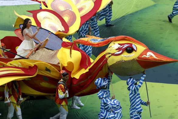 Giơ ‘ngón tay thối’ tại World Cup Robbie Williams có thể bị phạt tiền - Ảnh 4. Giơ ‘ngón tay thối’ tại World Cup Robbie Williams có thể bị phạt tiền - Ảnh 4.