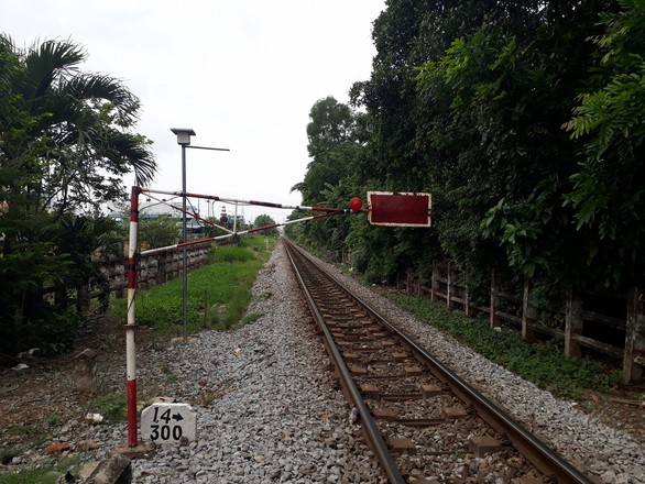 Nhân viên gác chắn đau bụng, tàu dừng khẩn cấp ở đường ngang - Ảnh 2. Nhân viên gác chắn đau bụng, tàu dừng khẩn cấp ở đường ngang - Ảnh 2.
