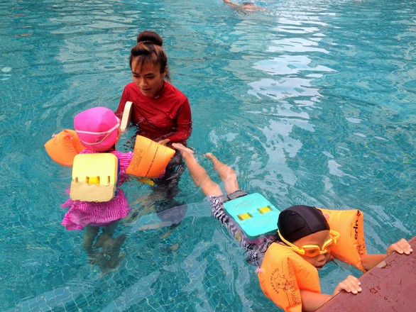 Nghỉ hè, cha mẹ trẻ đua nhau cho con đi học bơi - Ảnh 1. Nghỉ hè, cha mẹ trẻ đua nhau cho con đi học bơi - Ảnh 1.