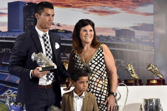 Suýt nữa siêu sao Ronaldo không thể ra đời bởi mẹ anh muốn phá thai - Ảnh 7. Suýt nữa siêu sao Ronaldo không thể ra đời bởi mẹ anh muốn phá thai - Ảnh 7.