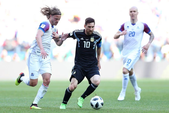 Maradona phì phèo xì gà, ‘phân biệt chủng tộc’ tại World Cup - Ảnh 1. Maradona phì phèo xì gà, ‘phân biệt chủng tộc’ tại World Cup - Ảnh 1.