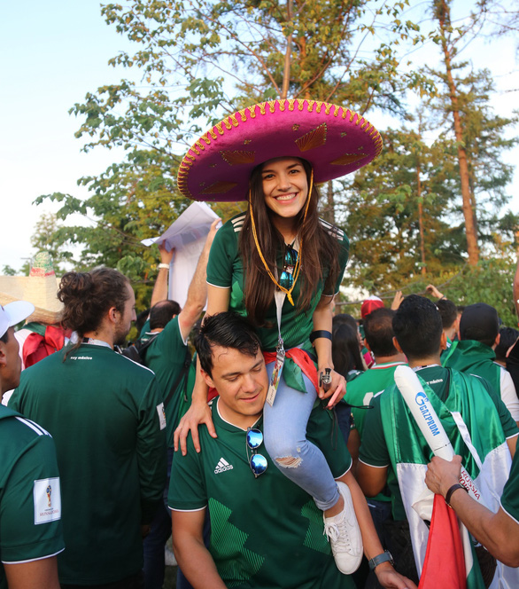 Cầu thủ Mexico ghi bàn, các bóng hồng Mexico ghi điểm - Ảnh 1.