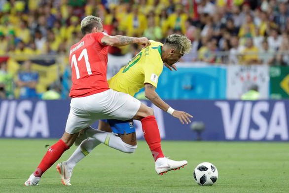 Neymar ngã sấp, ngã ngửa’ nhiều nhất tại World Cup 20 năm qua - Ảnh 2. Neymar ngã sấp, ngã ngửa’ nhiều nhất tại World Cup 20 năm qua - Ảnh 2.