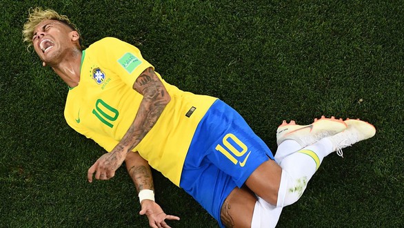 Neymar ngã sấp, ngã ngửa’ nhiều nhất tại World Cup 20 năm qua - Ảnh 4. Neymar ngã sấp, ngã ngửa’ nhiều nhất tại World Cup 20 năm qua - Ảnh 4.