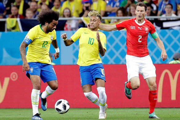 Neymar ngã sấp, ngã ngửa’ nhiều nhất tại World Cup 20 năm qua - Ảnh 5. Neymar ngã sấp, ngã ngửa’ nhiều nhất tại World Cup 20 năm qua - Ảnh 5.