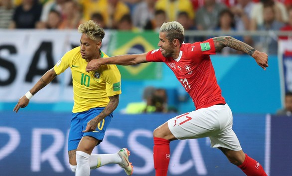 Neymar ngã sấp, ngã ngửa’ nhiều nhất tại World Cup 20 năm qua - Ảnh 6. Neymar ngã sấp, ngã ngửa’ nhiều nhất tại World Cup 20 năm qua - Ảnh 6.