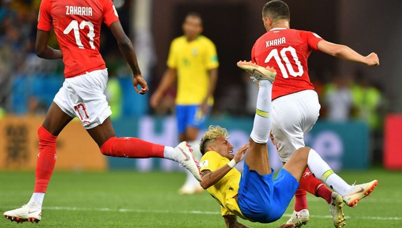 Neymar ngã sấp, ngã ngửa’ nhiều nhất tại World Cup 20 năm qua - Ảnh 7. Neymar ngã sấp, ngã ngửa’ nhiều nhất tại World Cup 20 năm qua - Ảnh 7.