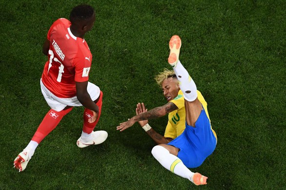 Neymar ngã sấp, ngã ngửa’ nhiều nhất tại World Cup 20 năm qua - Ảnh 8. Neymar ngã sấp, ngã ngửa’ nhiều nhất tại World Cup 20 năm qua - Ảnh 8.