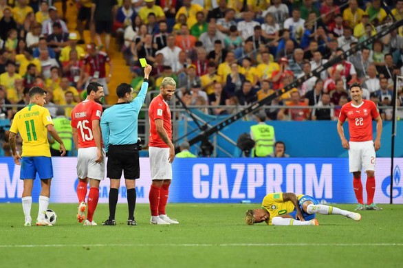 Neymar ngã sấp, ngã ngửa’ nhiều nhất tại World Cup 20 năm qua - Ảnh 10. Neymar ngã sấp, ngã ngửa’ nhiều nhất tại World Cup 20 năm qua - Ảnh 10.
