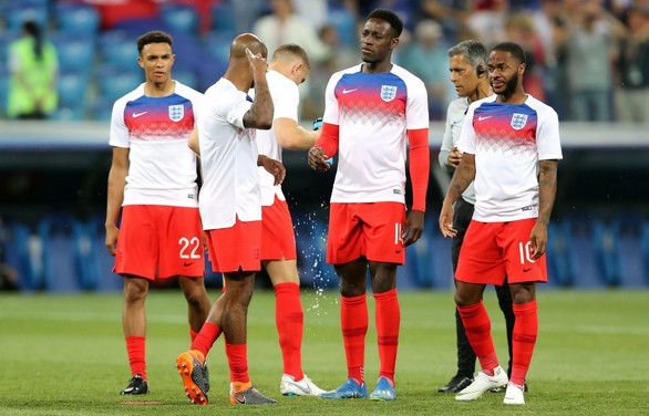 Tuyển Anh vừa thi đấu, vừa xịt chống muỗi trên sân World Cup - Ảnh 8. Tuyển Anh vừa thi đấu, vừa xịt chống muỗi trên sân World Cup - Ảnh 8.