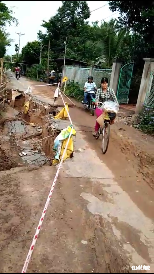 Hà bá nuốt hết nửa mặt đường bờ kênh xáng dài 45 mét - Ảnh 1. Hà bá nuốt hết nửa mặt đường bờ kênh xáng dài 45 mét - Ảnh 1.
