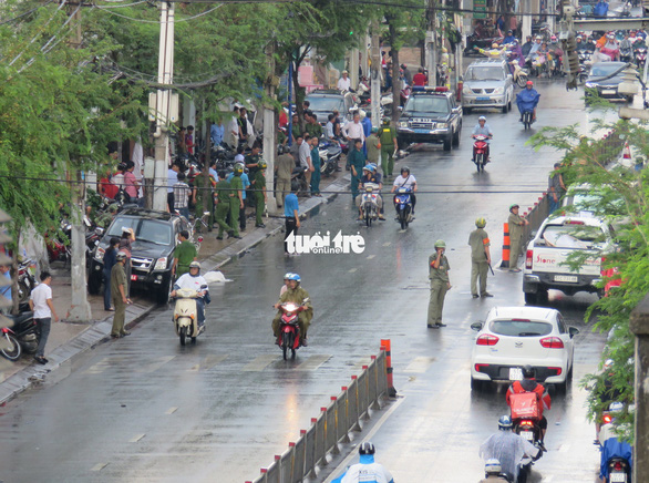 Nổ tại trụ sở Công an phường 12 Tân Bình, 1 nữ cán bộ bị thương - Ảnh 4. Nổ tại trụ sở Công an phường 12 Tân Bình, 1 nữ cán bộ bị thương - Ảnh 4.