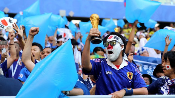 Cổ động viên Nhật lại ghi điểm sau khi dọn rác ở World Cup - Ảnh 1. Cổ động viên Nhật lại ghi điểm sau khi dọn rác ở World Cup - Ảnh 1.