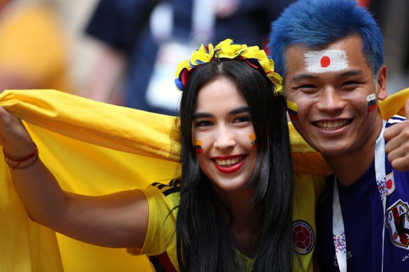Cổ động viên Nhật lại ghi điểm sau khi dọn rác ở World Cup - Ảnh 4. Cổ động viên Nhật lại ghi điểm sau khi dọn rác ở World Cup - Ảnh 4.