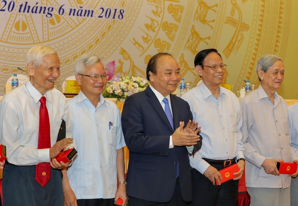 Thủ tướng Nguyễn Xuân Phúc: Tăng thu nhập cho người làm báo nhưng không để báo chí thương mại hóa - Ảnh 1. Thủ tướng Nguyễn Xuân Phúc: Tăng thu nhập cho người làm báo nhưng không để báo chí thương mại hóa - Ảnh 1.
