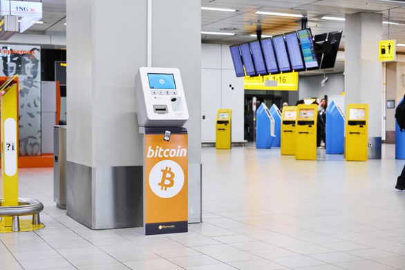 Sân bay Amsterdam có máy ATM bitcoin - Ảnh 1.