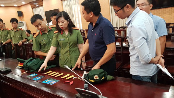 Giả thiếu tướng quân đội lừa đảo xin việc gần 1.000 người - Ảnh 2. Giả thiếu tướng quân đội lừa đảo xin việc gần 1.000 người - Ảnh 2.