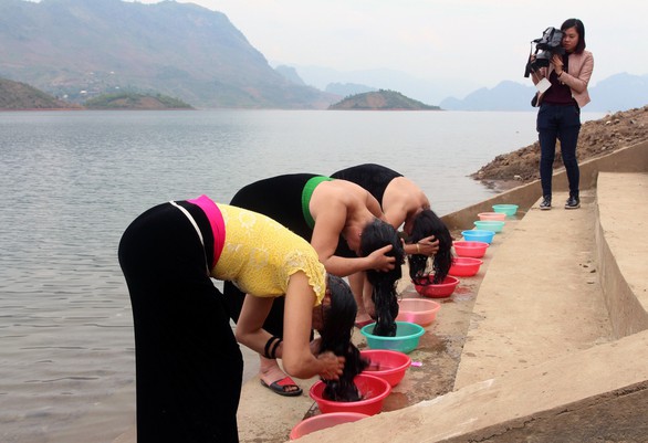 Phóng viên trẻ ngược xuôi bản làng Tây Bắc - Ảnh 2. Phóng viên trẻ ngược xuôi bản làng Tây Bắc - Ảnh 2.