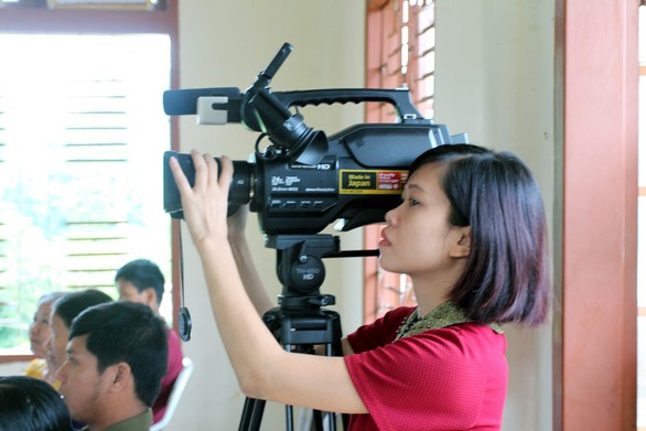 Phóng viên trẻ ngược xuôi bản làng Tây Bắc - Ảnh 1. Phóng viên trẻ ngược xuôi bản làng Tây Bắc - Ảnh 1.