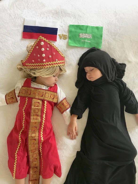 Mẹ hoá trang 2 con sinh đôi thành các đội đối kháng World Cup - Ảnh 13. Mẹ hoá trang 2 con sinh đôi thành các đội đối kháng World Cup - Ảnh 13.