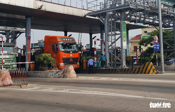 Không chịu nộp phí, tài xế tông barie BOT Tân Đệ qua trạm - Ảnh 3. Không chịu nộp phí, tài xế tông barie BOT Tân Đệ qua trạm - Ảnh 3.