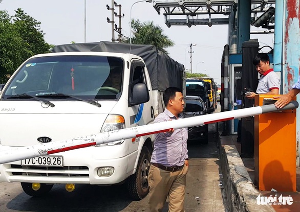 Không chịu nộp phí, tài xế tông barie BOT Tân Đệ qua trạm - Ảnh 2. Không chịu nộp phí, tài xế tông barie BOT Tân Đệ qua trạm - Ảnh 2.