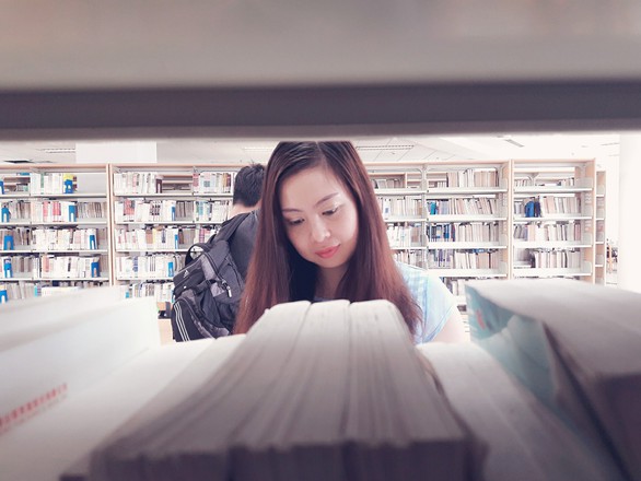 Khi cô đơn, bạn đừng quên đọc sách, hạnh phúc thực ra ở rất gần - Ảnh 2. Khi cô đơn, bạn đừng quên đọc sách, hạnh phúc thực ra ở rất gần - Ảnh 2.