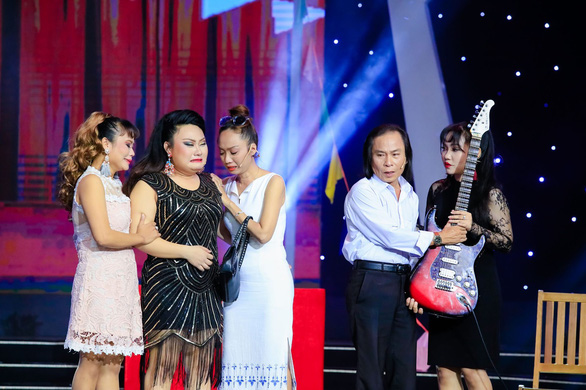 22-6: Fan nhí tặng quạt Bích Phương, Thanh Hằng từng hát lô tô để sống - Ảnh 10. 22-6: Fan nhí tặng quạt Bích Phương, Thanh Hằng từng hát lô tô để sống - Ảnh 10.