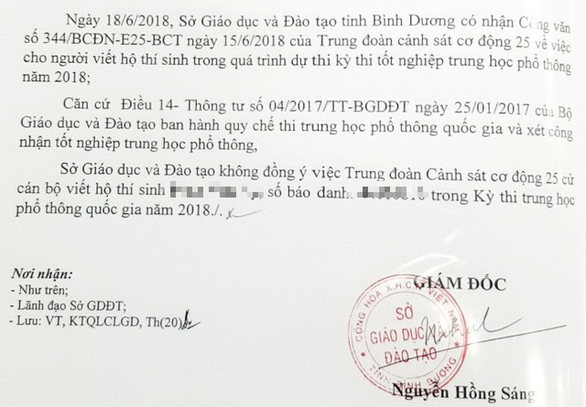 Thí sinh bị thương không viết được, phải chờ bộ hướng dẫn? - Ảnh 1. Thí sinh bị thương không viết được, phải chờ bộ hướng dẫn? - Ảnh 1.