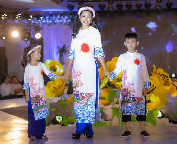 Chị ‘Nguyệt thảo mai’ lần đầu kể chuyện cổ tích bằng áo dài - Ảnh 2. Chị ‘Nguyệt thảo mai’ lần đầu kể chuyện cổ tích bằng áo dài - Ảnh 2.