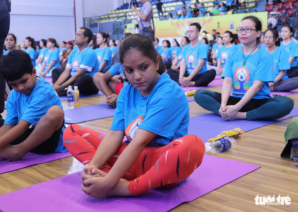 Đa dạng lứa tuổi tham gia Ngày Quốc tế Yoga ở TP.HCM - Ảnh 2.