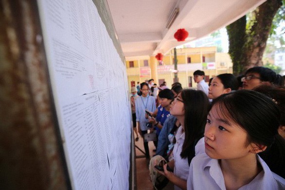 Nhiều phụ huynh sốc vì điểm thi văn lớp 10 Hà Nội thấp - Ảnh 1. Nhiều phụ huynh sốc vì điểm thi văn lớp 10 Hà Nội thấp - Ảnh 1.